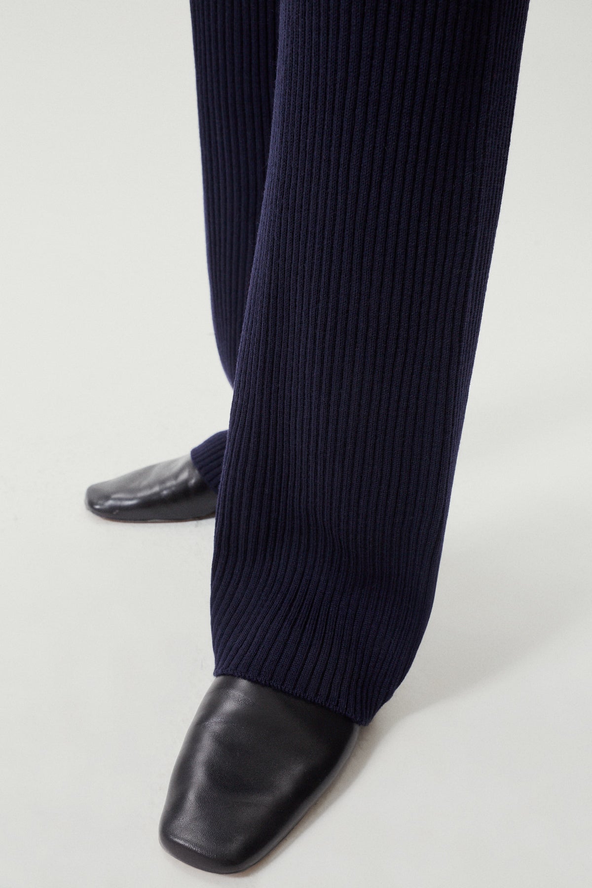 the merino wool ribbed pants x oxford blue
