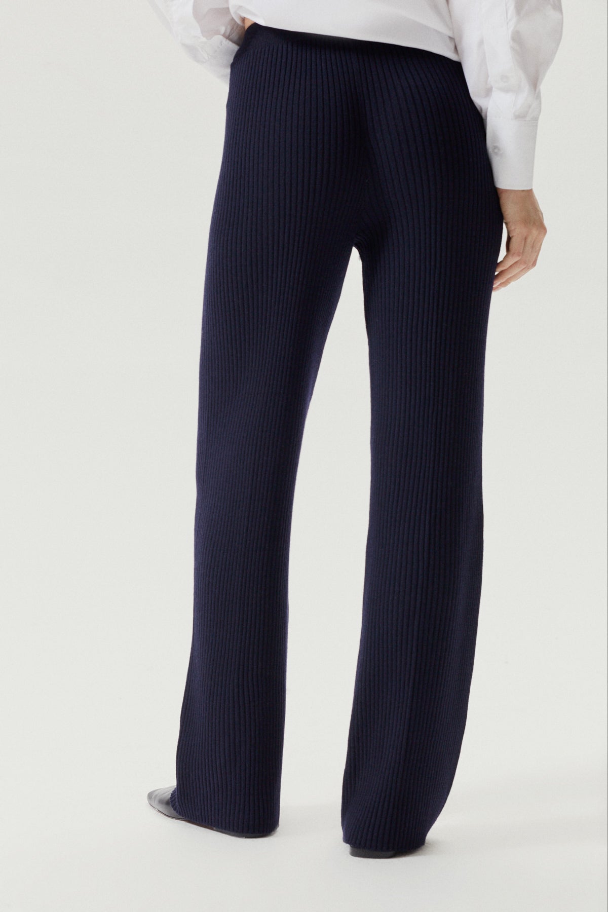 the merino wool ribbed pants x oxford blue