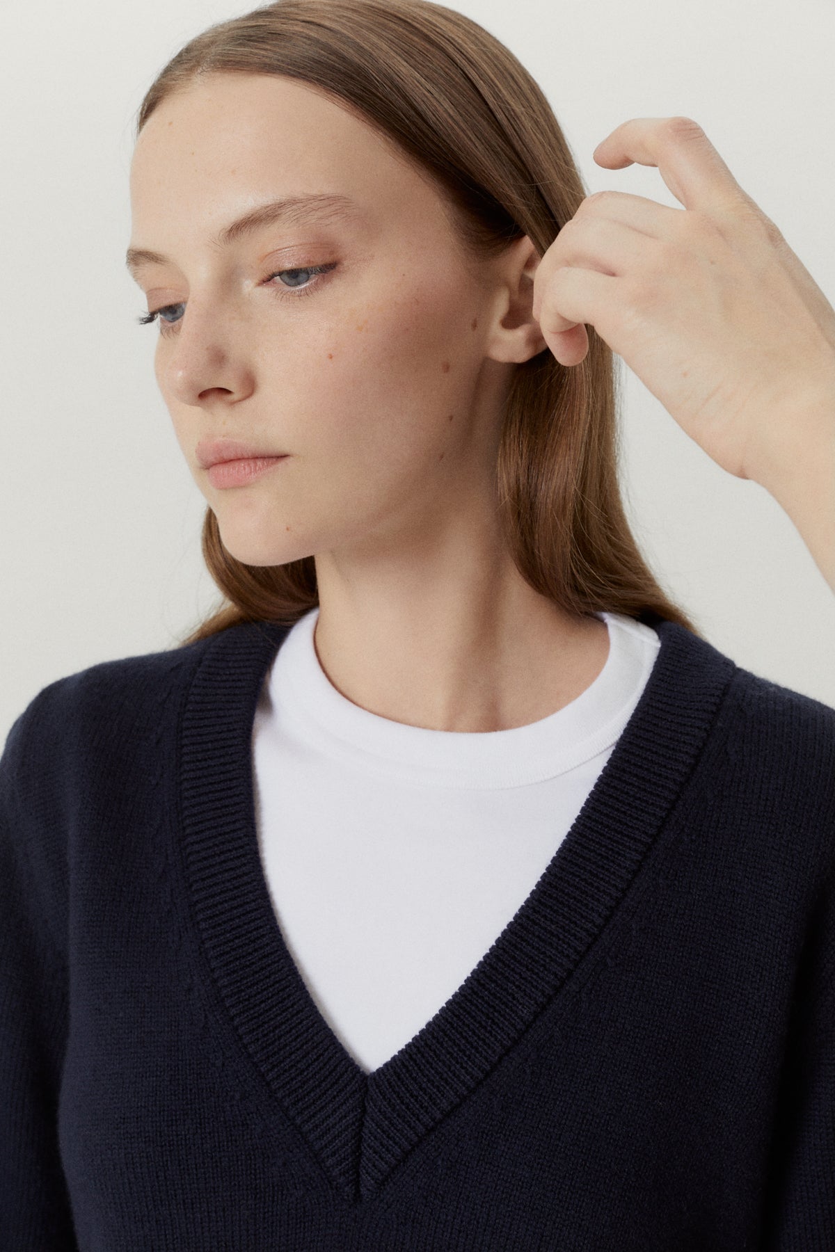 the merino wool cropped v neck oxford blue