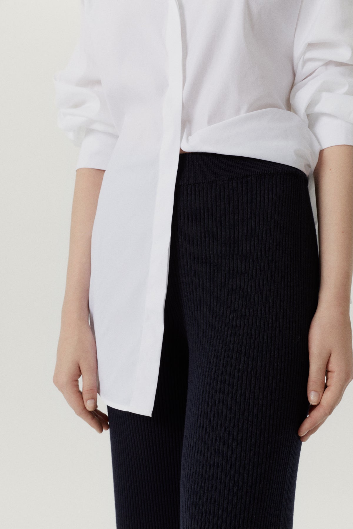 the merino wool ribbed pants x oxford blue