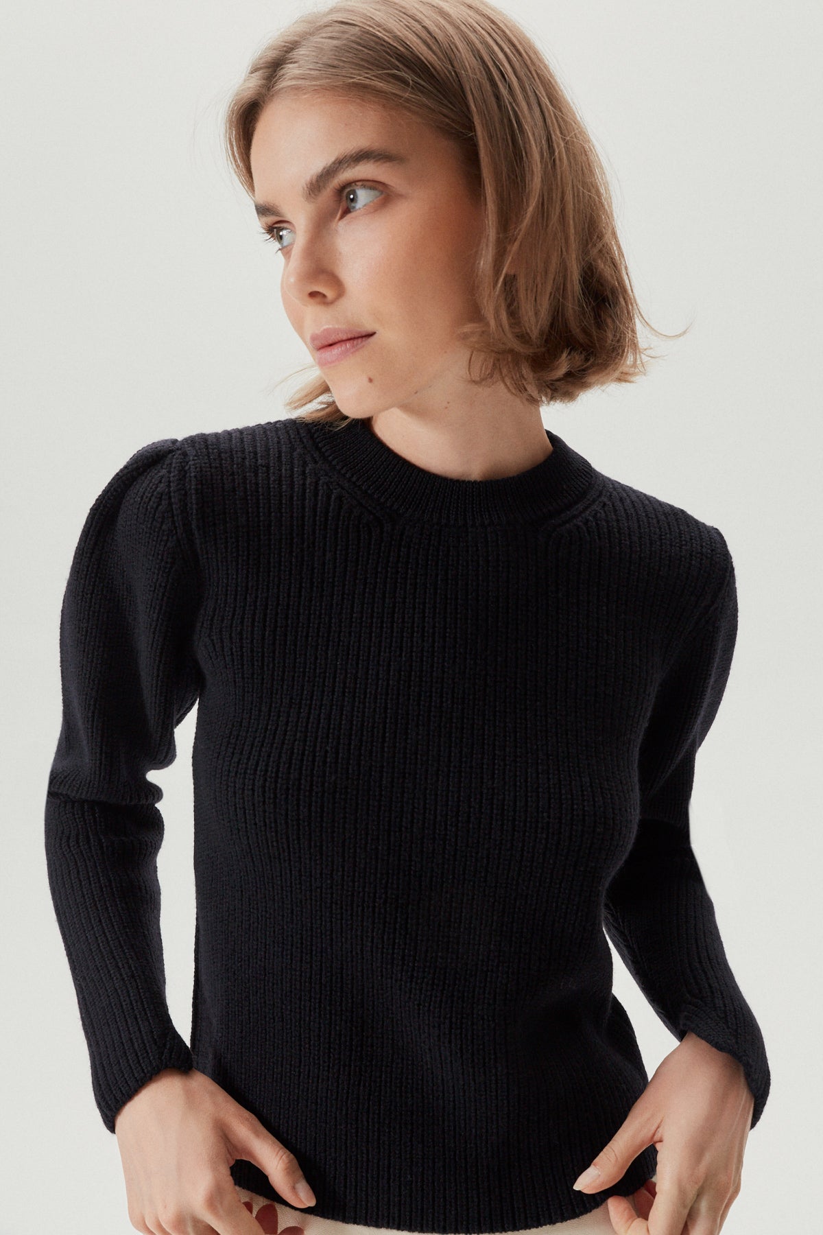 the merino wool sweater with pinces black