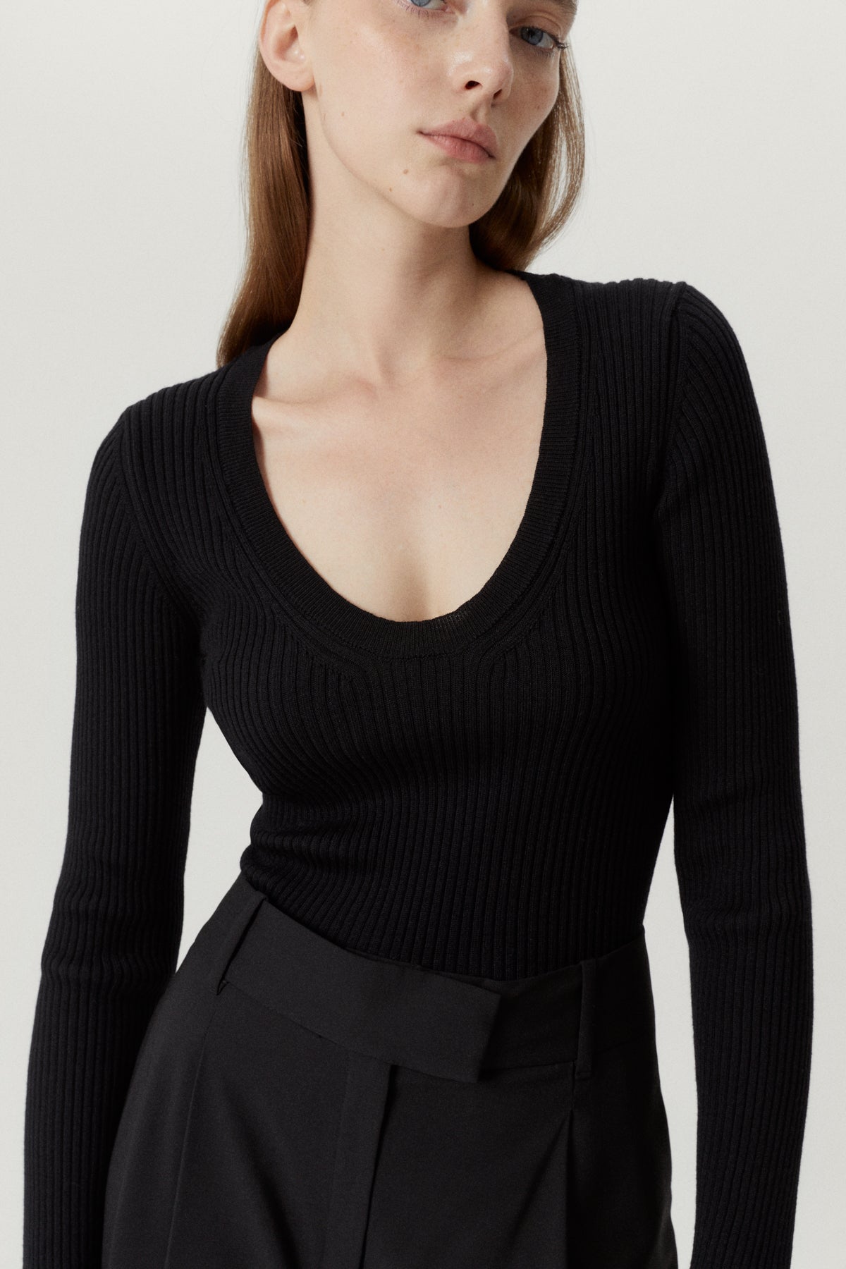 the merino wool u neck sweater black