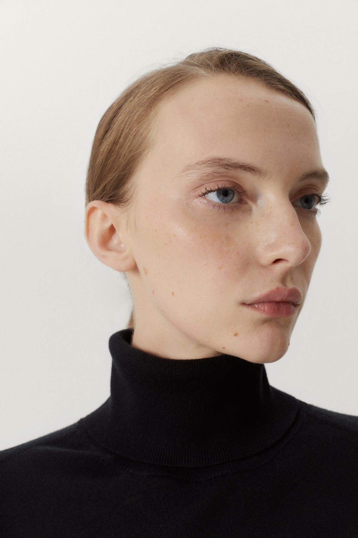 the ultrasoft wool relaxed roll neck black