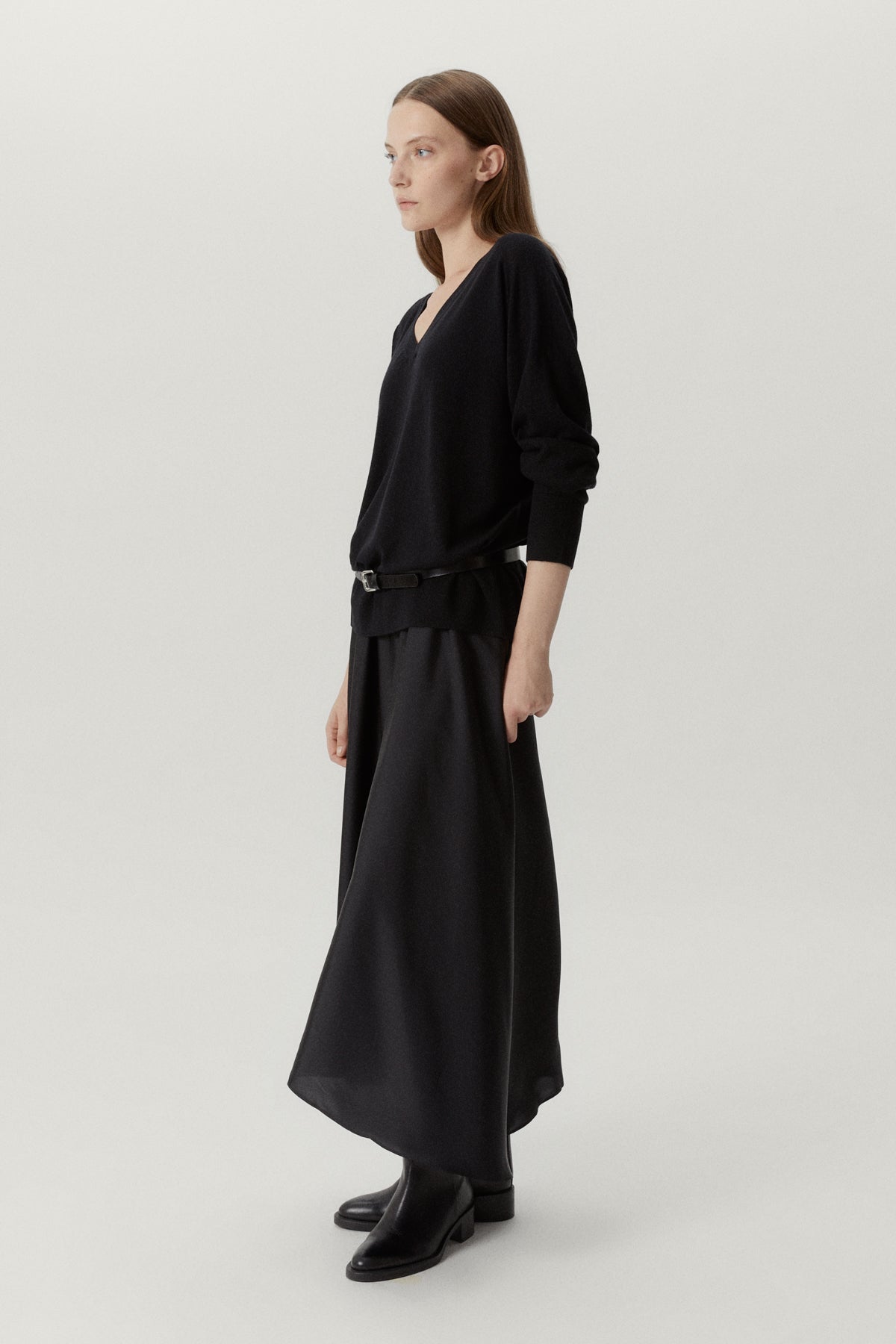 the ultrasoft wool relaxed v neck black
