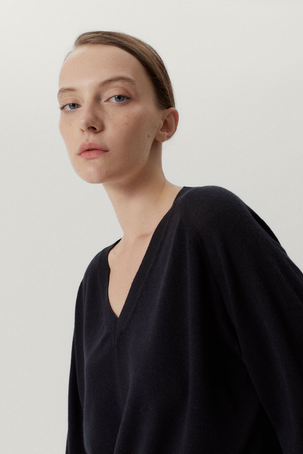 the ultrasoft wool relaxed v neck midnight blue