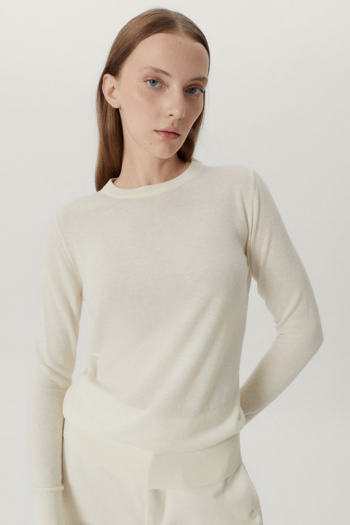the ultrasoft wool round neck natural white