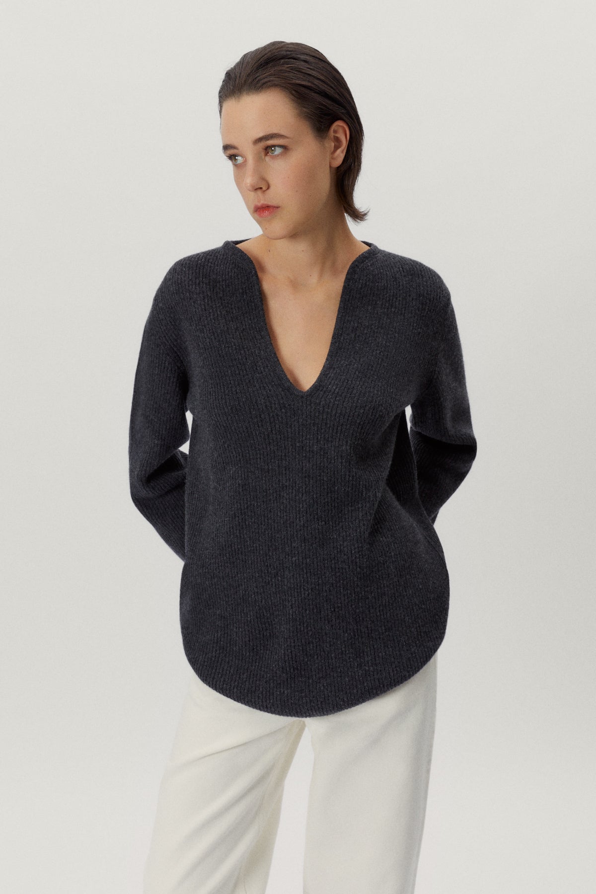 the woolen oversize v neck ash grey