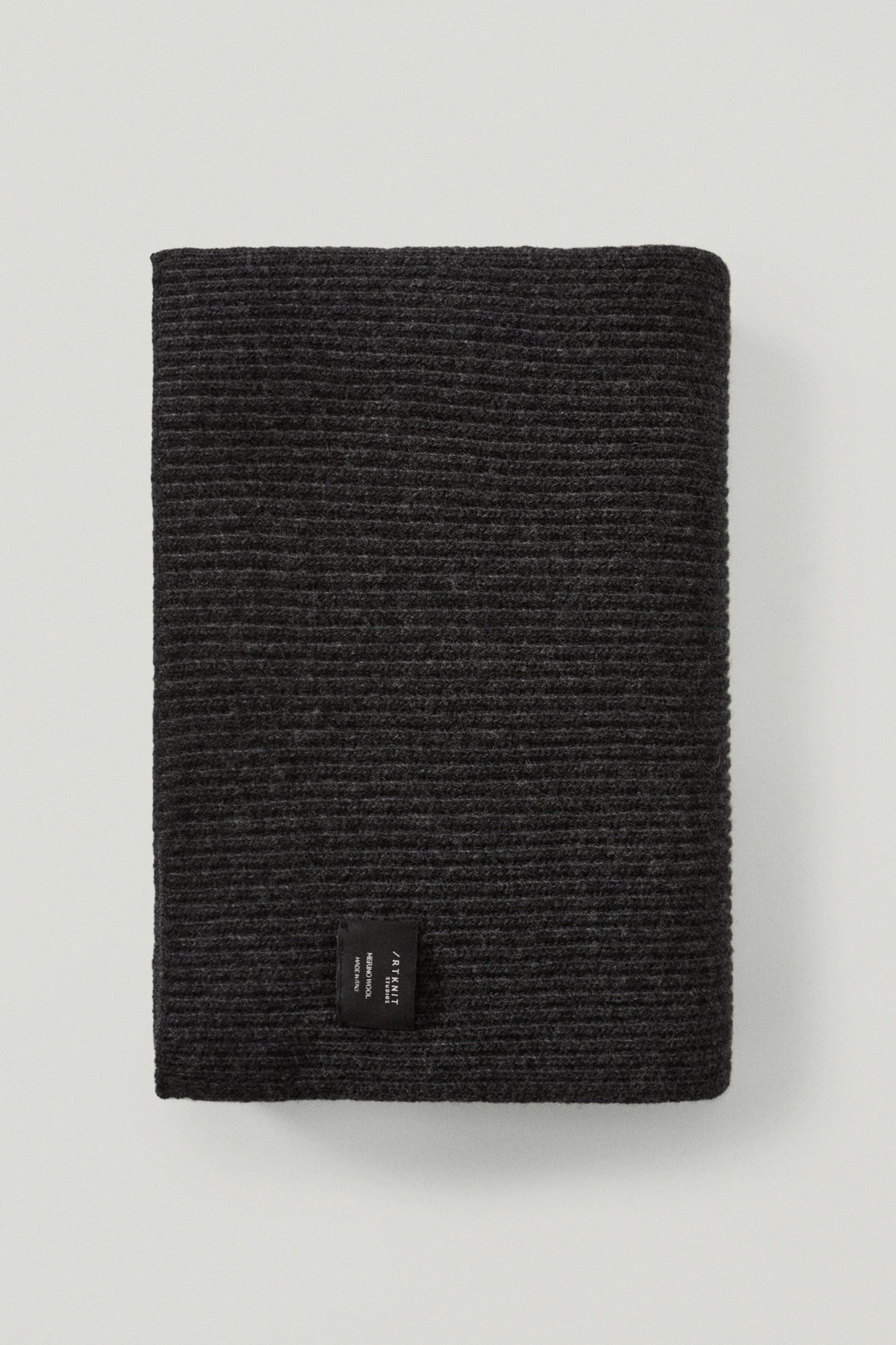 the woolen ribbed gloves ash grey