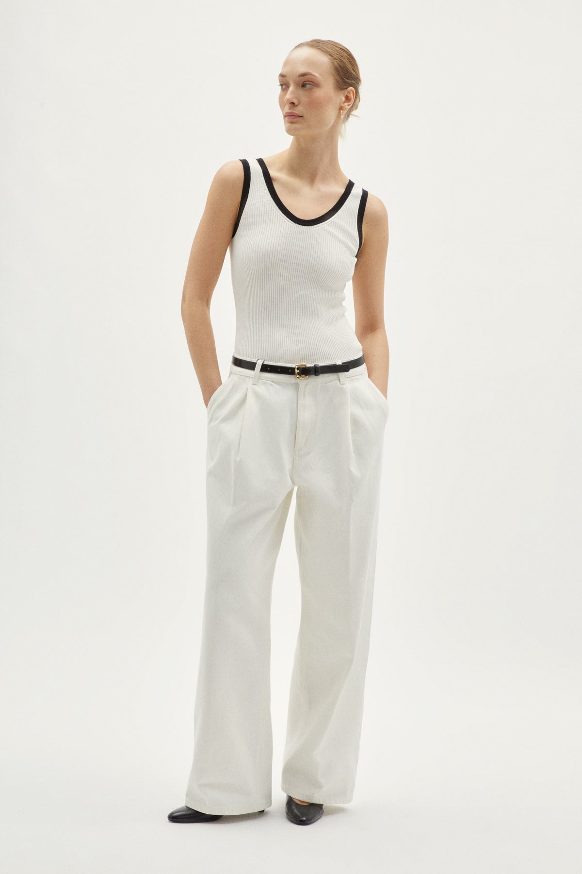 the organic cotton ribbed v neck tank top milk white