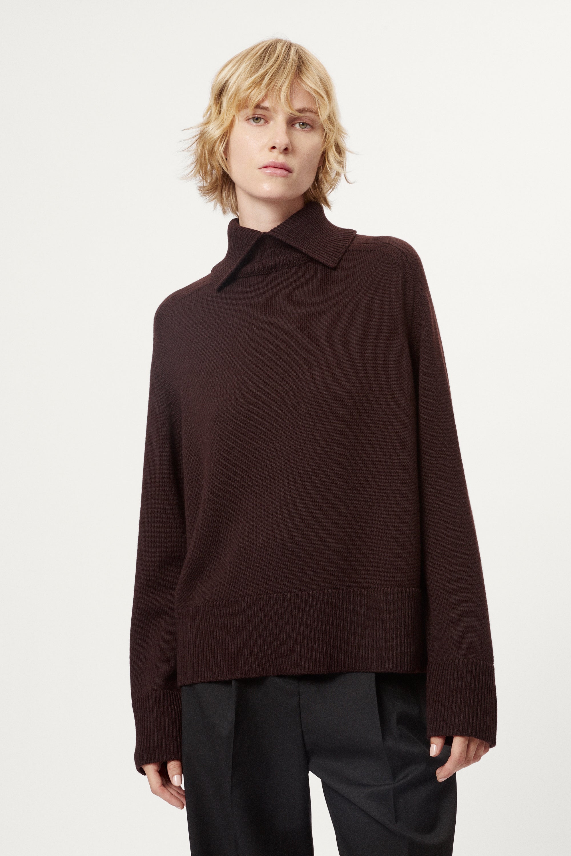 The Merino Wool Boxy with special High Neck - brown