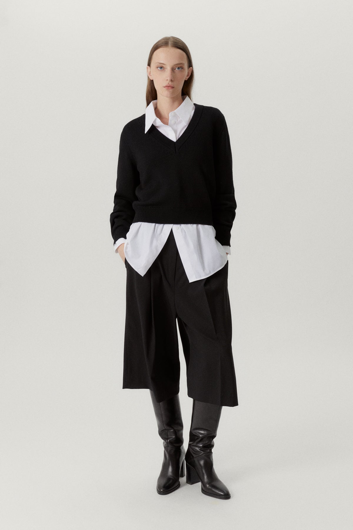 the merino wool cropped v neck black