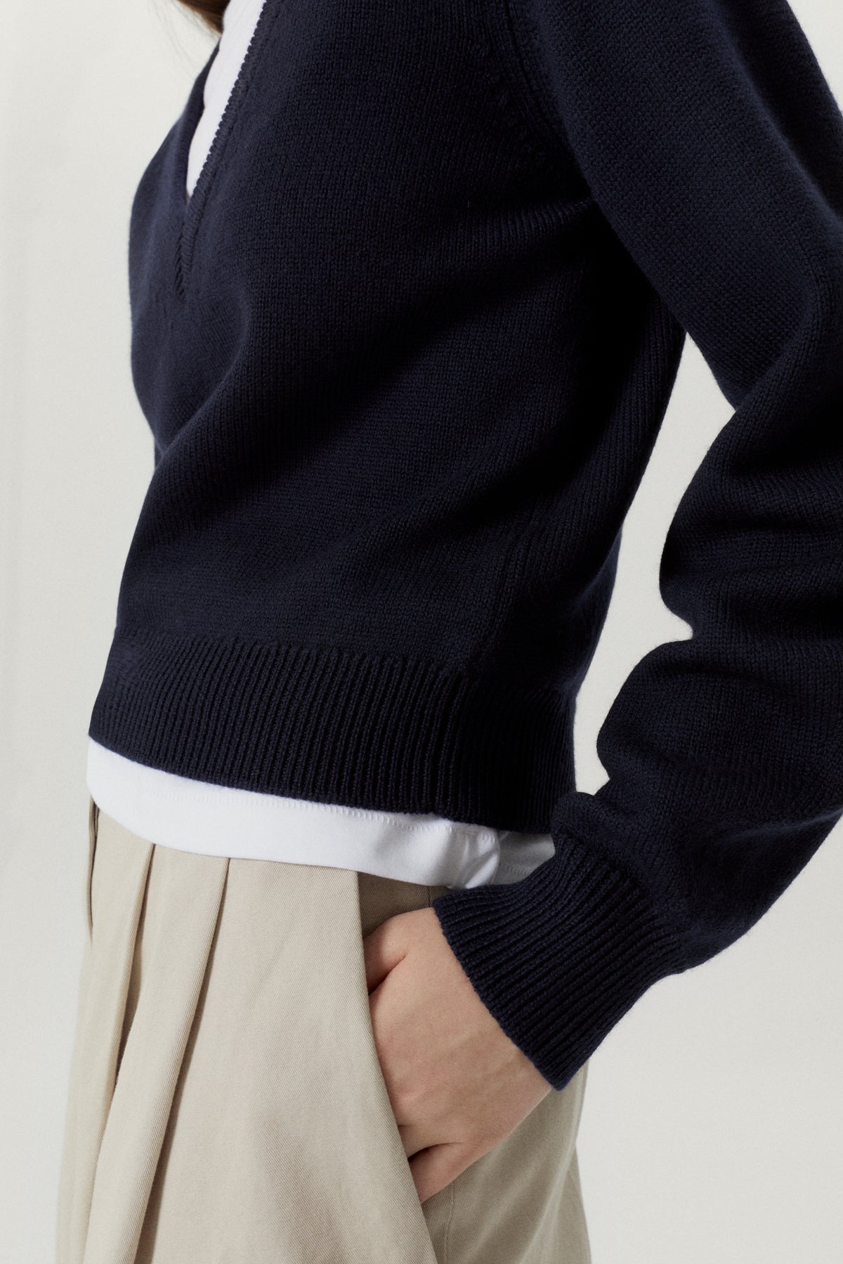 the merino wool cropped v neck oxford blue