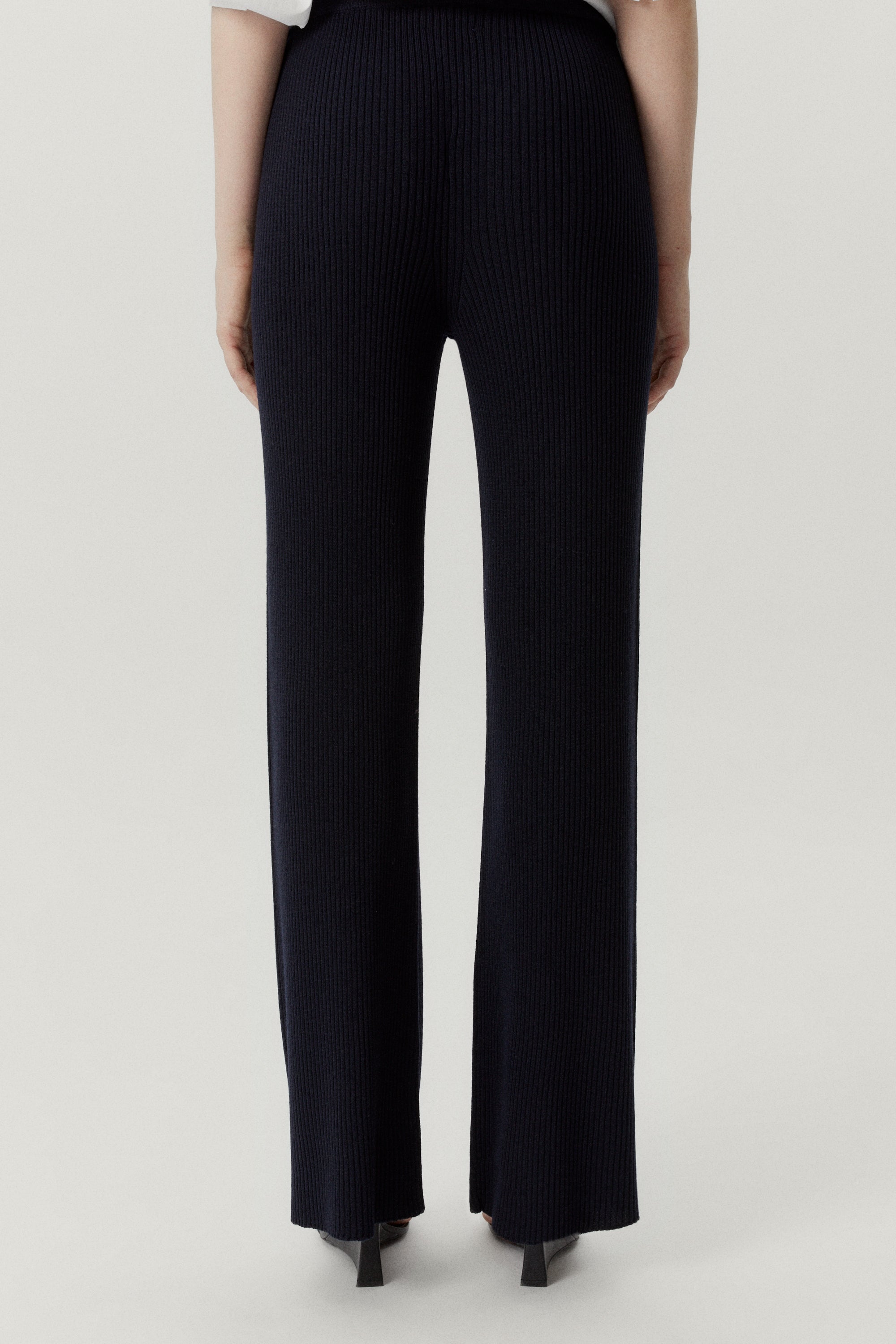 the merino wool ribbed pants x oxford blue
