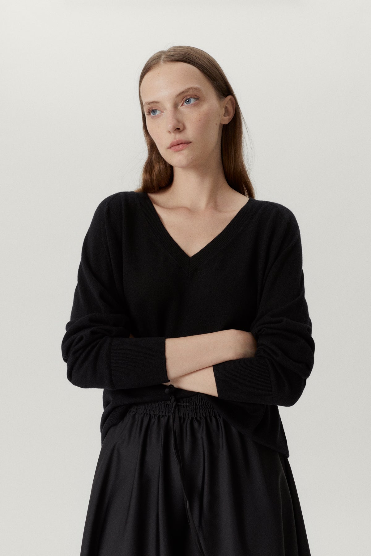 the ultrasoft wool relaxed v neck black