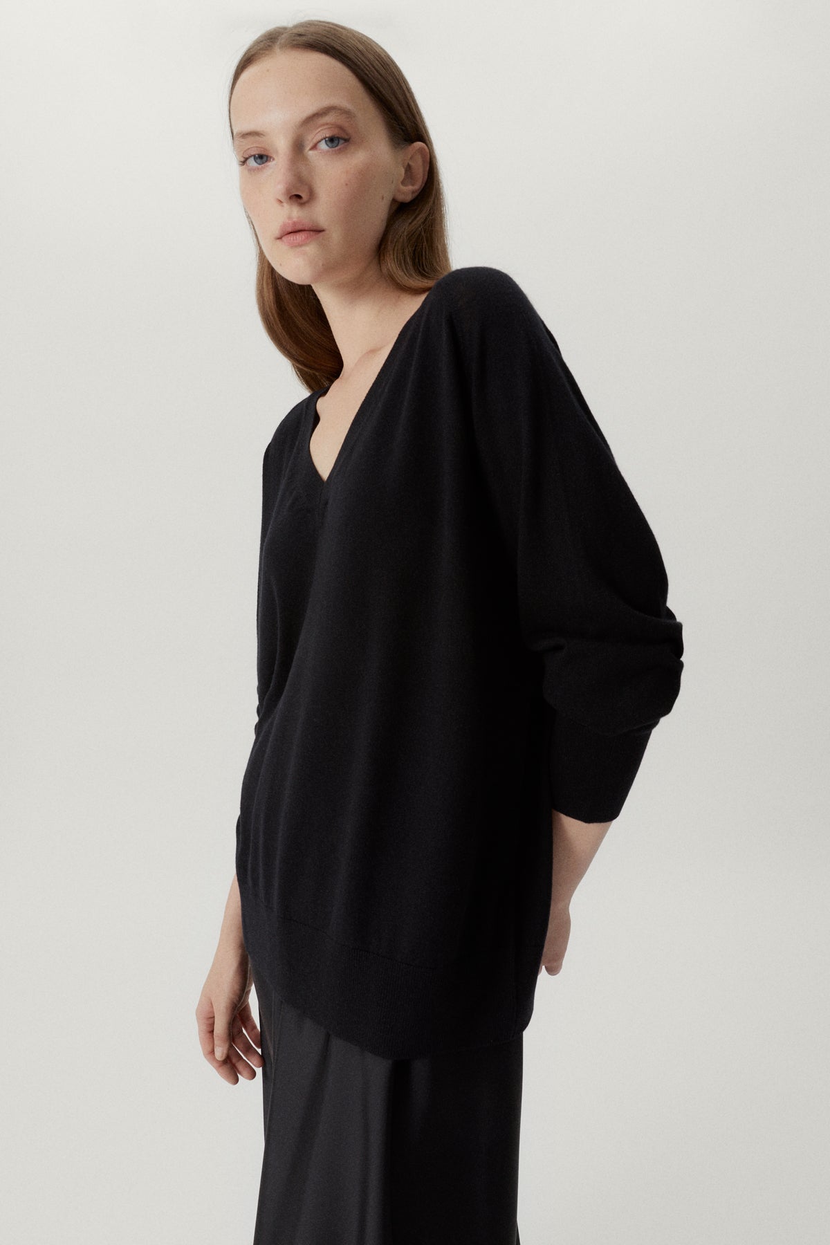 the ultrasoft wool relaxed v neck black