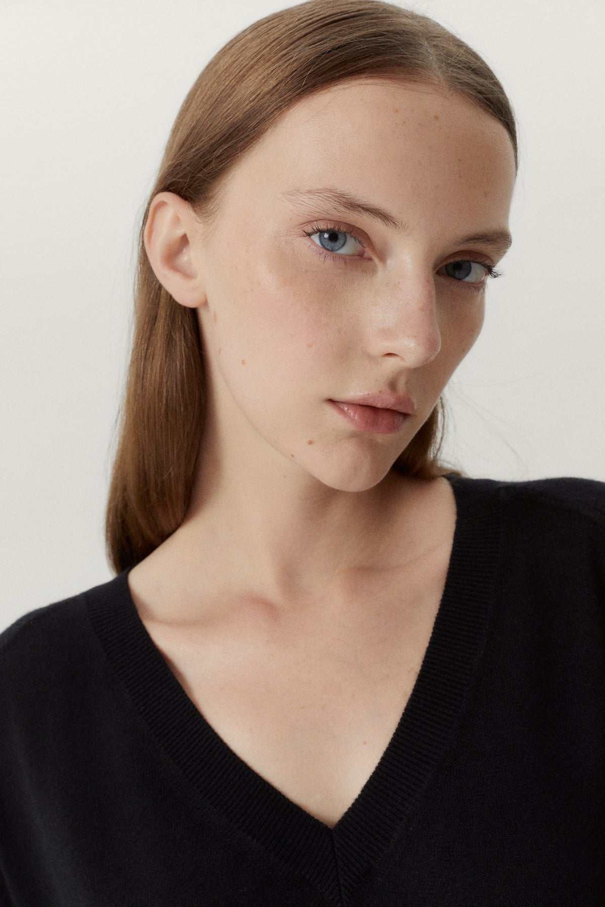 the ultrasoft wool relaxed v neck black