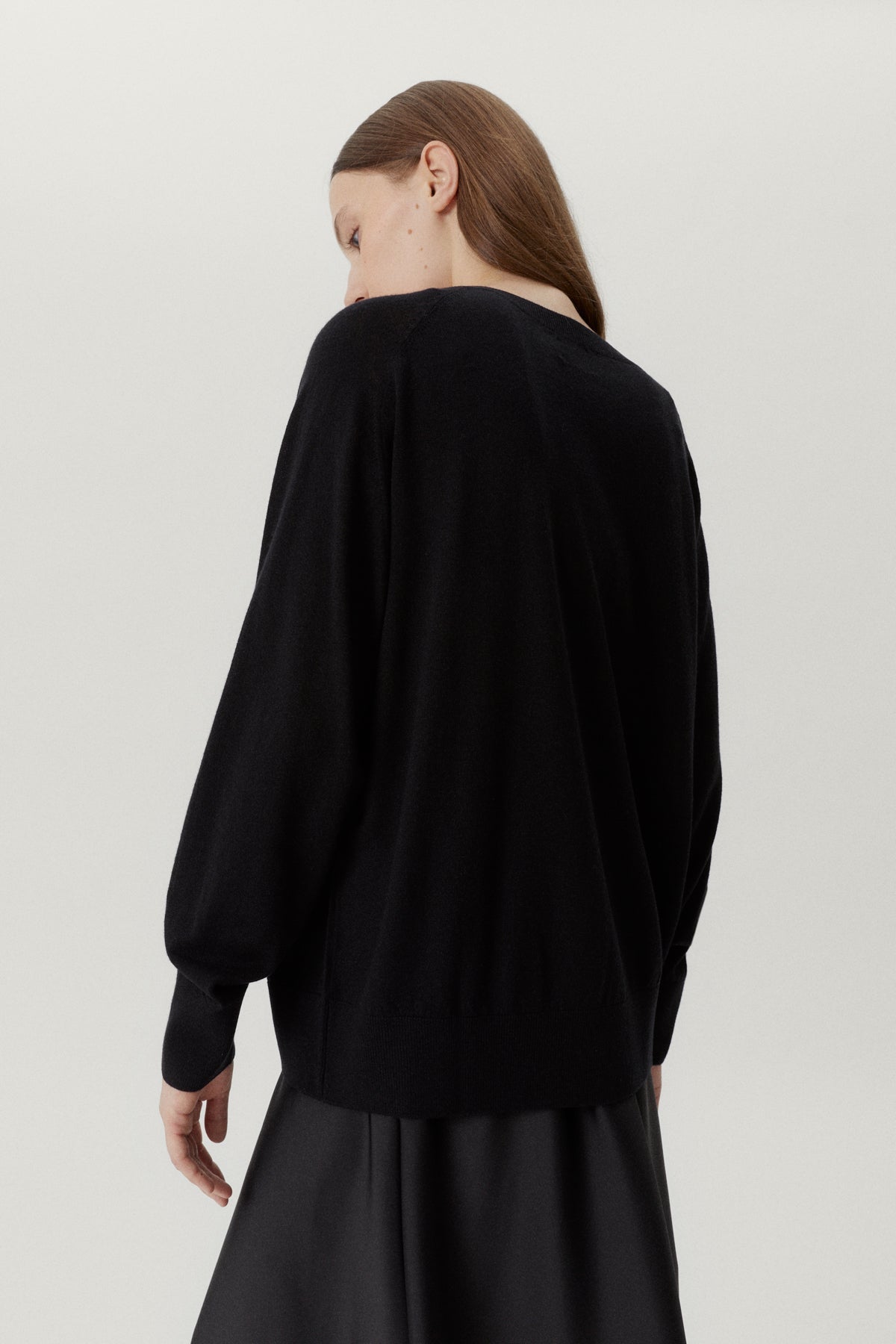 the ultrasoft wool relaxed v neck black