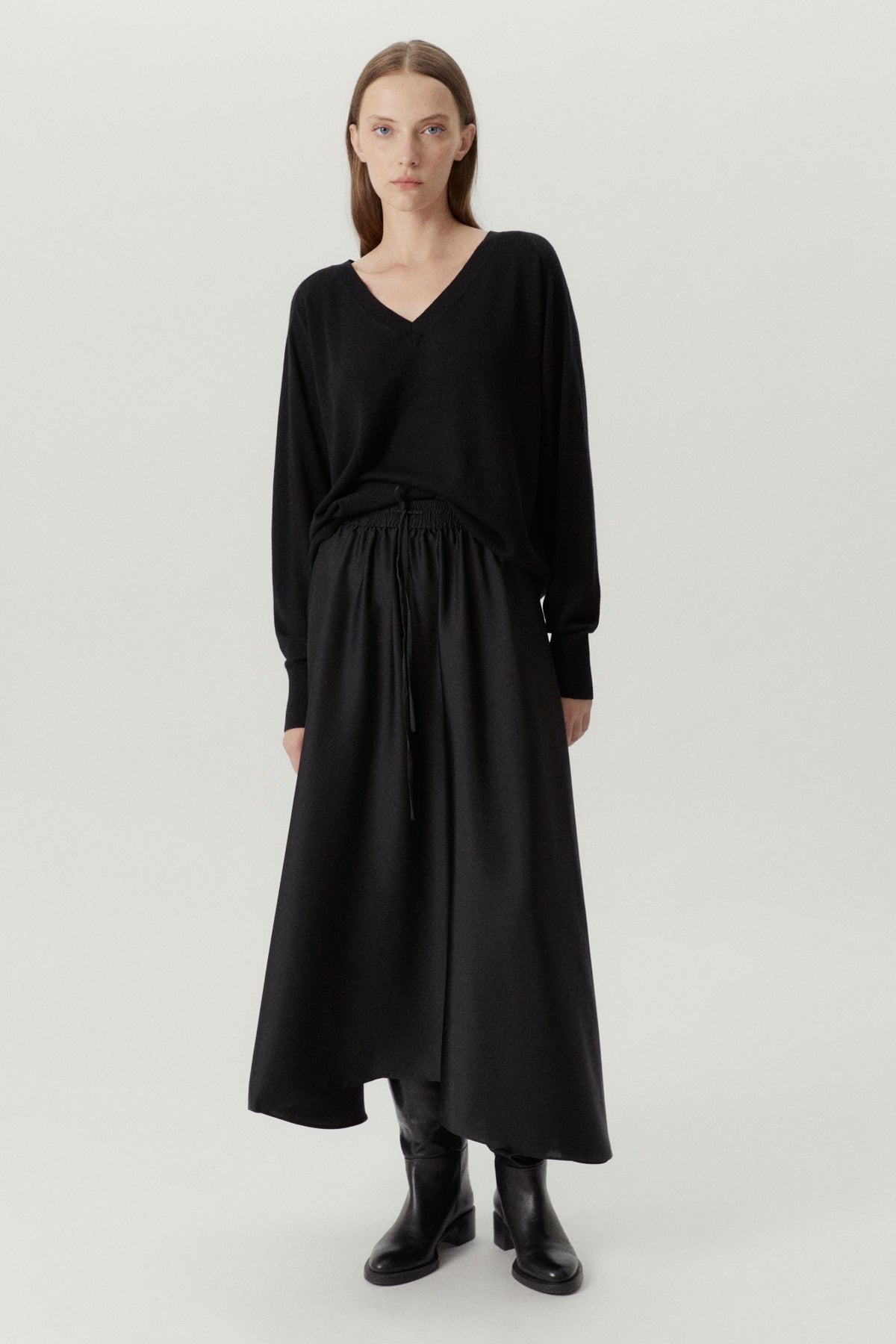 the ultrasoft wool relaxed v neck black