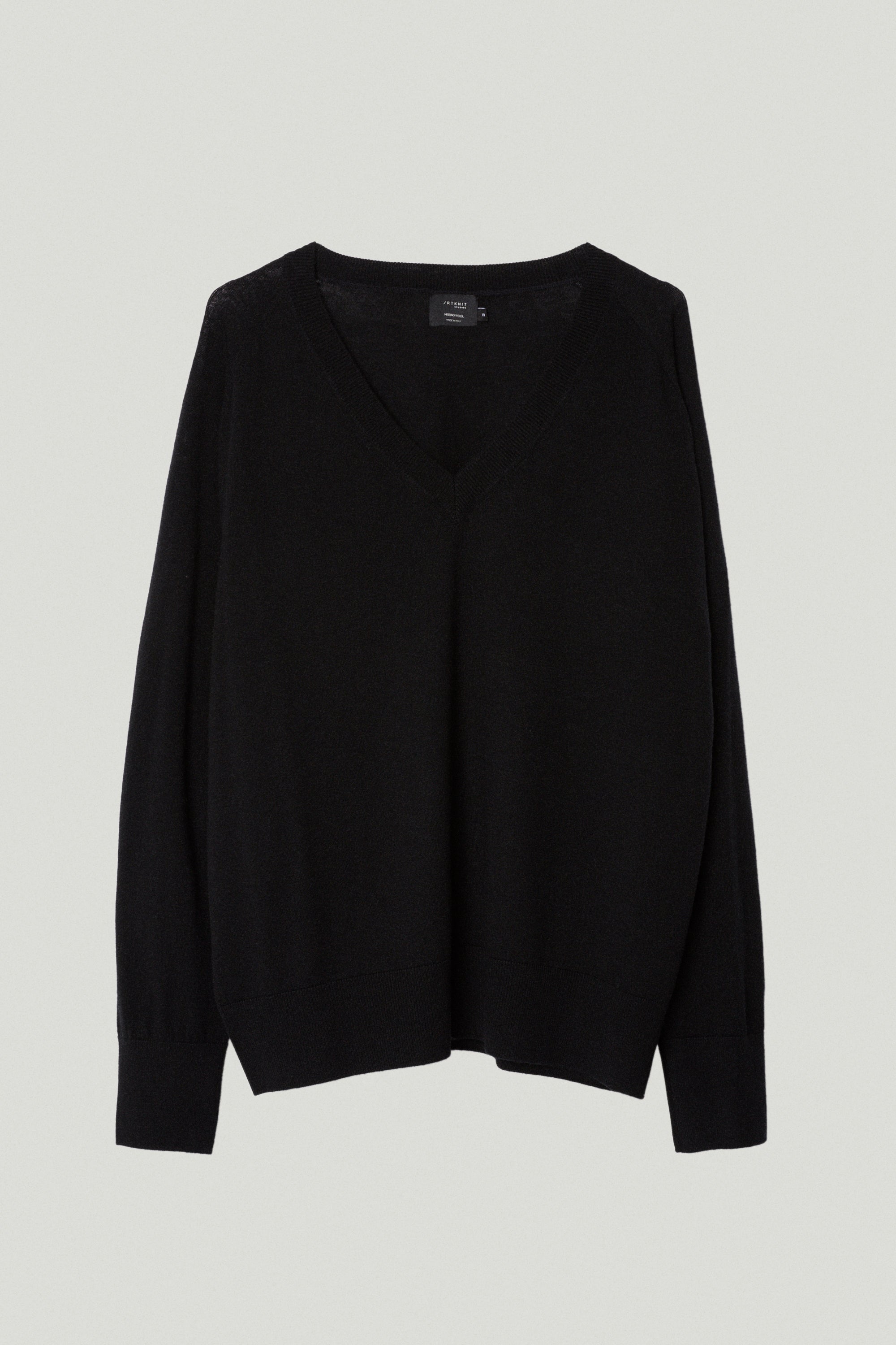 the ultrasoft wool relaxed v neck black