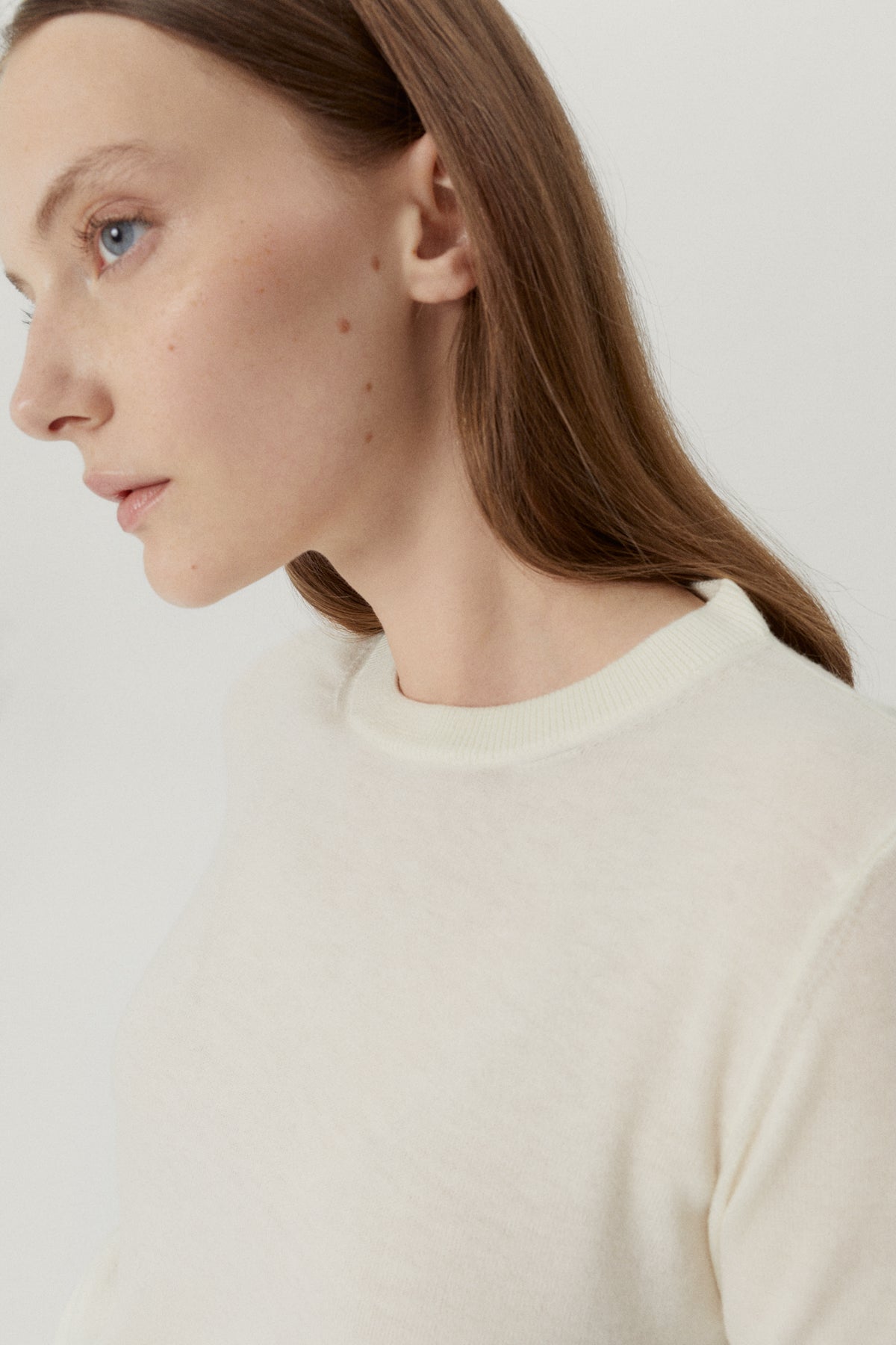 the ultrasoft wool round neck  natural white