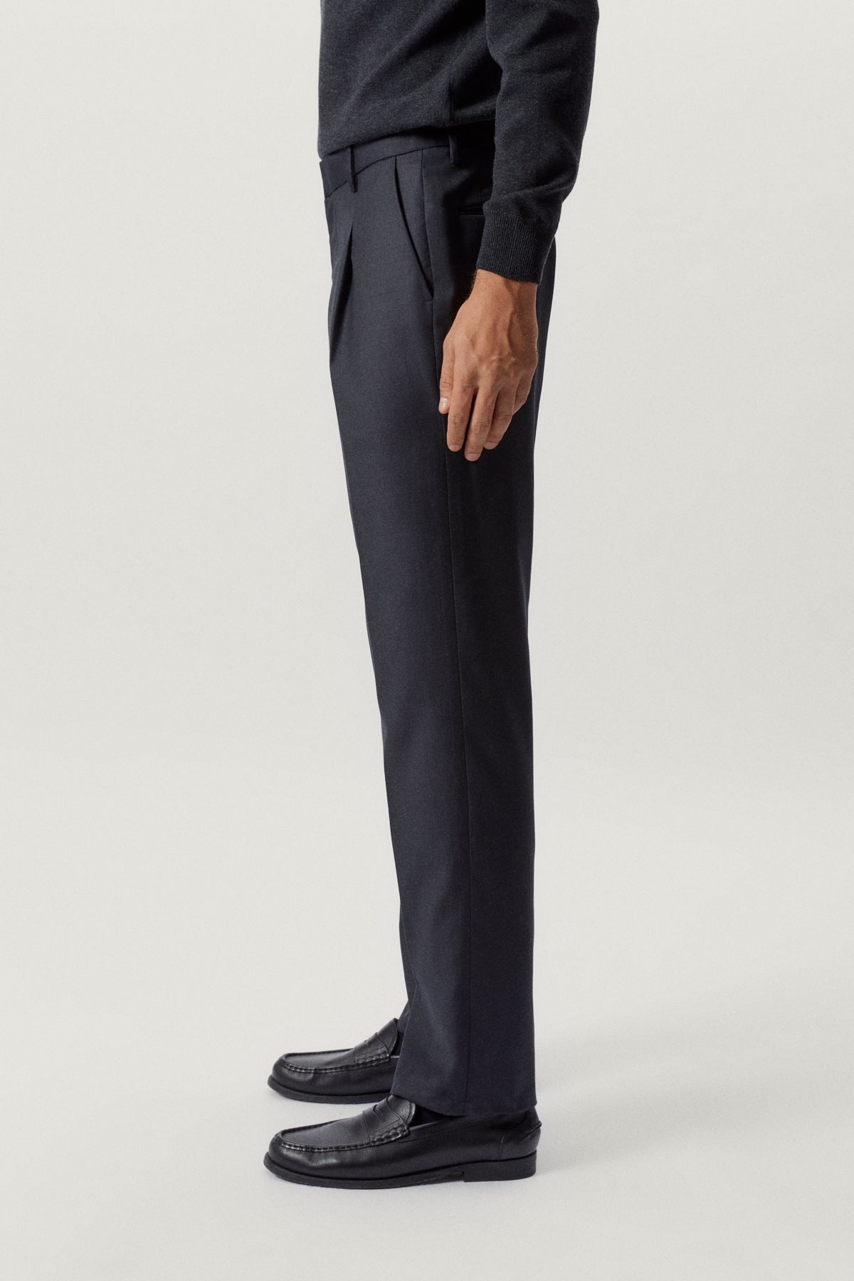 the wool tailored pants with pinces anthracite grey