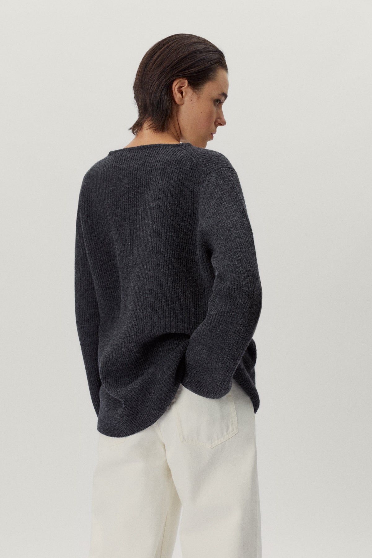 the woolen oversize v neck ash grey