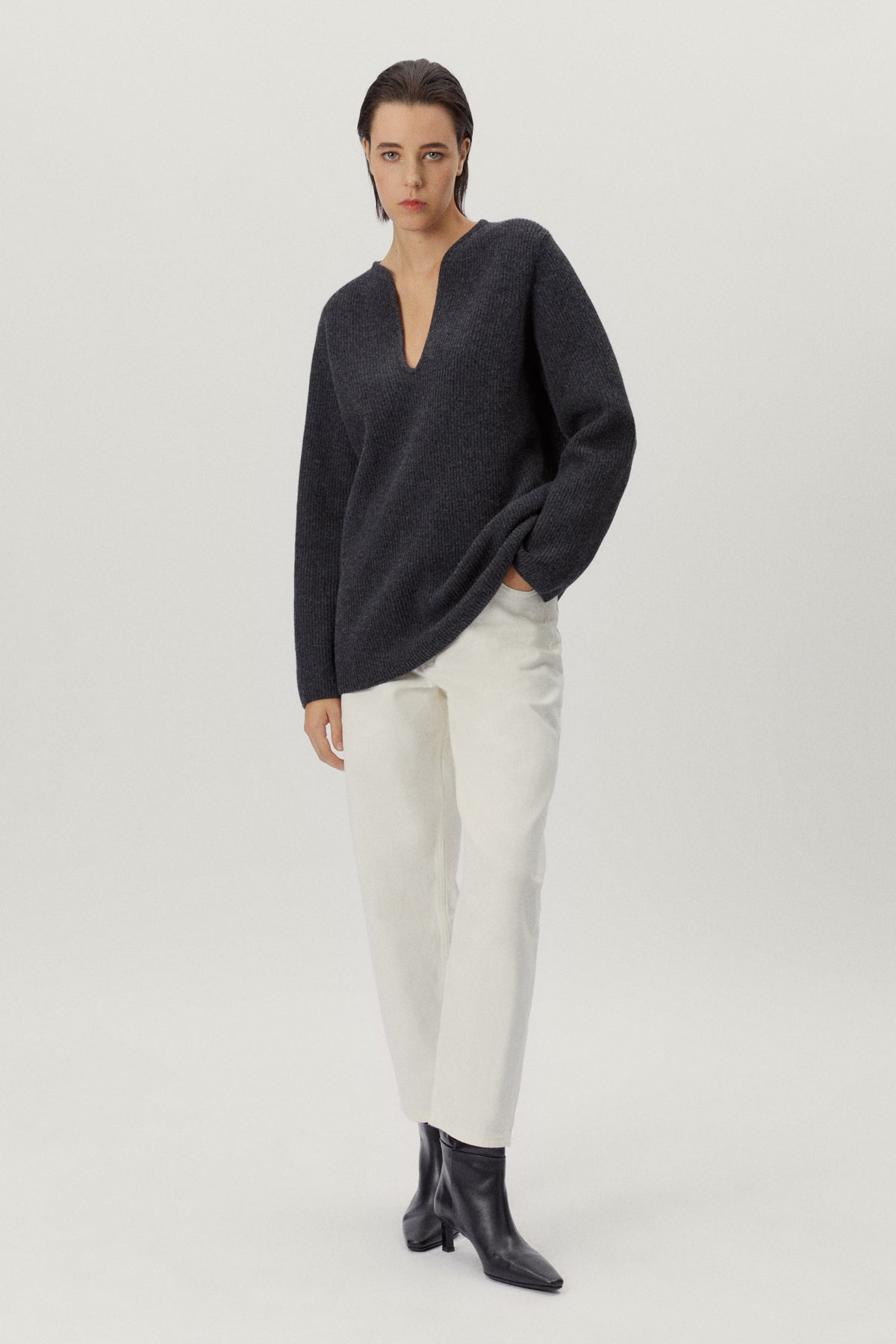 the woolen oversize v neck ash grey